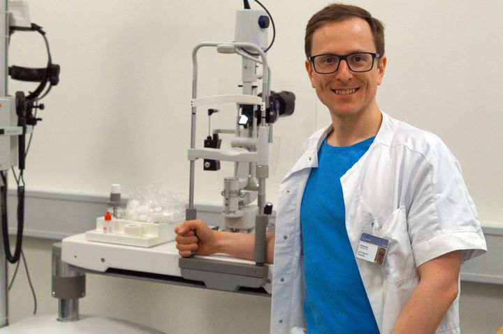 Reservelæge på øjenklinikken på Rigshospitalet-Glostrup Ivan Potapenko er en af de læger, der er med i projektet. Sammen med virksomheden Enversion AS arbejder de på at udvikle en algoritme, der skal kunne bestemme, hvornår patienter med AMD har brug for behandling.