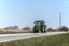 Forskere fra Aarhus Universitet og Aalborg Universitet har besøgt nogle marker nær Padborg for at udføre et forsøg med opkobling af en avanceret traktor til 5G-netværket. Foto: Padborg Transportcenter // Stefan Kragh