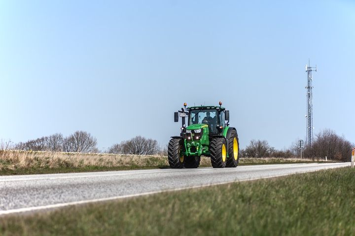 Forskere fra Aarhus Universitet og Aalborg Universitet har besøgt nogle marker nær Padborg for at udføre et forsøg med opkobling af en avanceret traktor til 5G-netværket. Foto: Padborg Transportcenter // Stefan Kragh