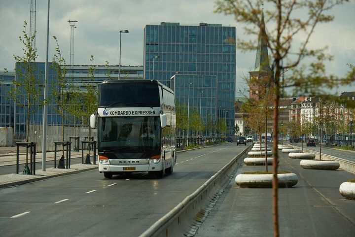 Kombardo Expressen er født i et samarbejde mellem Herning Turist og Molslinjen i 2017. Busruten mellem Aarhus og København blev en øjeblikkelig succes, og siden er antallet af ruter og busser vokset.
