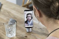 Remote Care er en ny service, der giver brugeren mulighed for at få finjustereret sit høreapparat direkte hjemmefra af Din Hørespecialist. Foto: PR.