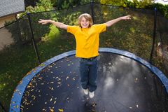 60 % af danske forældre lader trampolinen stå i haven året rundt. Men hver fjerde tjekker kun trampolinens stand hvert  andet år eller sjældnere. Børneulykkesfonden og Sikkerhedsstyrelsen opfordrer forældre til at tjekke trampolinen to gange om året.