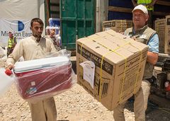 Mission Øst uddeler luftkølere og brændstof til fordrevne yezidier på det golde Sinjar-bjerg.