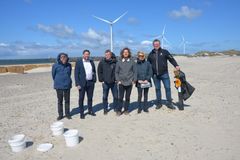 Nogle af deltagerne i projektet: Fra venstre Tyge Kjær fra Roskilde Universitet, Palle Hannemann fra Hannemann Engineering, Niels Larsen fra Ocean Plastic Forum, Jens Jørgensen og Julie Müller fra Strandet samt Søren Pedersen fra Fredericia Maskinmesterskole. Foto: Bente Nedergaard Christensen