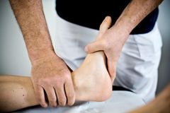 – Oplever du vedvarende smerter i fødderne, der ikke længere kan afhjælpes med hvile og massage, skal du søge læge for at få afhjulpet problemet, opfordrer Michael Stage Pedersen. Foto: PR.