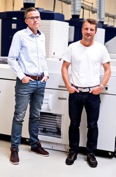 Med en investering på 25 millioner kroner har iværksætterparret bag Lasertryk.dk, Esben Mols Kabell (t.h.) og Anders Grønborg på godt tre år løftet Anodynes omsætning fra 1,5 millioner til forventede 40 millioner kroner i 2018. Foto: PR.