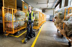Med de specialudviklede transportbure fra Handy Transportvogne sparer Dansk Retursystem to årsværk ved at effektivisere transporten af tomme flasker og dåser fra lastbiler og ind til granuleringsmaskinerne. Foto: PR.