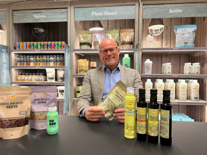 Adm. direktør i DAVA Foods, Ivan Noes, fremviser det nye plantebaserede sortiment, som bl.a. består af en række frø, kerner, olier og krydderier.