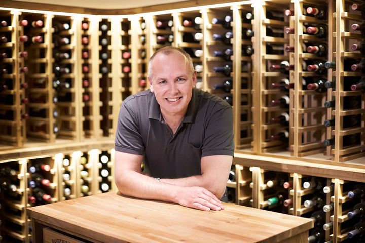 Jakob Dau er stifter af og direktør i Wineandbarrels, der er Skandinaviens største forhandler af udstyr til vin i alle størrelser og former – lige fra proptrækkere, henover vinkøleskabe til store specialbyggede vinopbevaringsrum. Foto: PR.