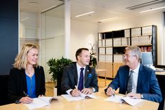 Direktør Karin Elbæk Nielsen ISP og formand Lars Bytoft ISP skriver kontrakten under sammen med adm. direktør Hasse Jørgensen, Sampension