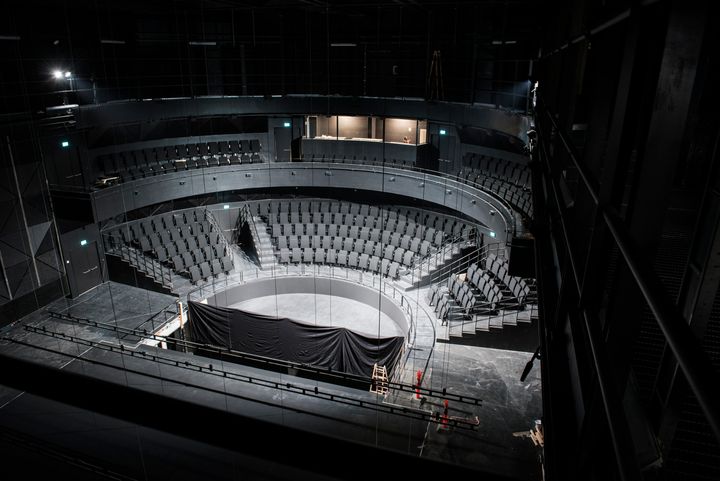 Teatersalen i Vendsyssel Teater har cirkulære vægge, og derfor er der langt flere punkter, der skal afsættes, end ved mere konventionelle byggerier. Fotograf: Tao Lytzen.