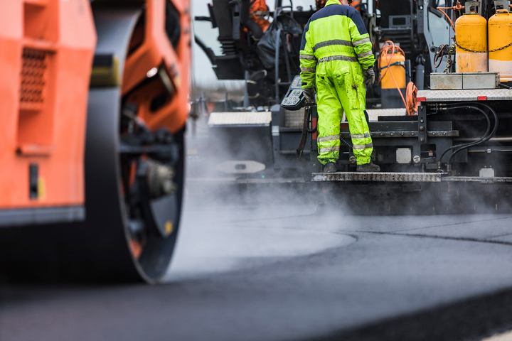 Der er ny og frisk asfalt på vej til to rampeanlæg syd for Kolding. Foto: Vejdirektoratet