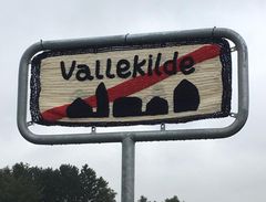 Gerda Lyhns hæklede byskilt i landsbyen Vallekilde.