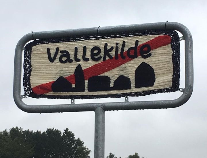Gerda Lyhns hæklede byskilt i landsbyen Vallekilde.