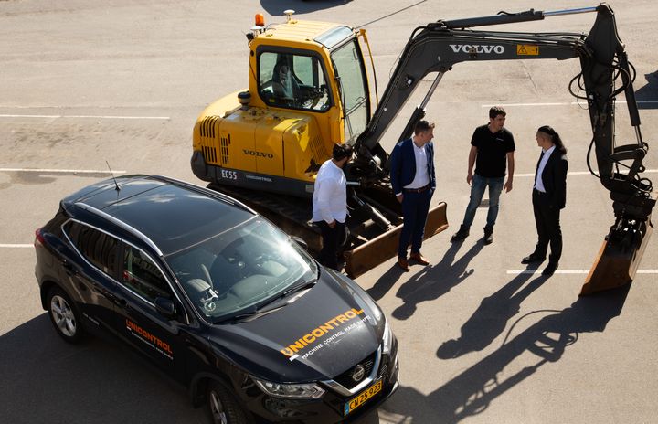 Nu kan också svenska grävmaskinsförare dra nytta av de goda erfarenheterna från den danska byggbranschen. Från juni 2020 erbjuder Unicontrol installation av sin lösning i grävmaskiner hos svenska företag och maskinuthyrare.