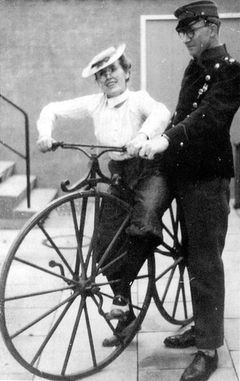 En ung Lise Nørgaard var i 1947 til en temafest, fuldt ekviperet som cyklist anno 1910. Hun lånte en Velocipede og blev foreviget. Både billedet og cyklen er en del af udstillingen ’Roskilde set gennem et cykelhjul’. Fotograf ukendt.