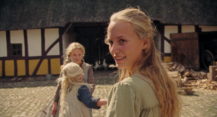 Flora Ofelia spiller hovedrollen som Lise i filmen "Du, som er i himlen". Foto: Marcel Zyskind.