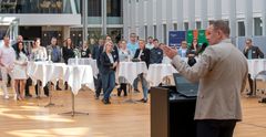 32 nye virksomheder, som har etableret sig i Esbjerg Kommune, blev mandag budt velkommen på rådhuset i Esbjerg. Foto: Esbjerg Kommune.