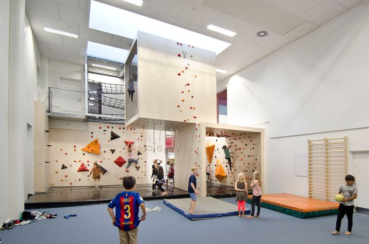 Henning Larsen Arkitekter har skitseret 40 idræts- og aktivitetsstationer, som Virklund Sport har videreudviklet, så de konstant indbyder eleverne på Frederiksbjerg Skole til at bevæge sig. Foto: PR.