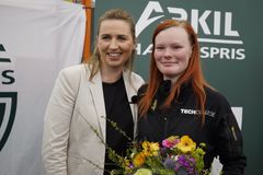 Mette Frederiksen (S) overrakte fredag på DM i Skills Arkils Hæderspris til murerelev Freja Lee Pedersen fra TECHCOLLEGE i Aalborg.