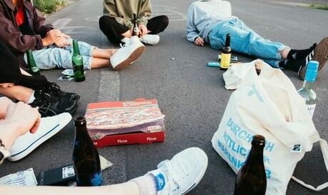 To ud af tre vælgere er enige i, at børn og unge under 18 år ikke skal kunne købe alkohol. Foto: Unsplash