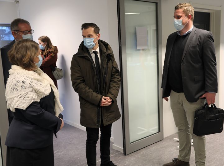 Beskæftigelsesminister Peter Hummelgaard (midten) blev modtaget af bl.a. borgmester Merete Amdisen (tv) og Rasmus Ørvad Boné, formand for Erhvervs- og Beskæftigelsesudvalget (th)