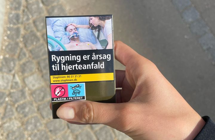 Sådan skal alle cigaretpakker se ud fra 1. april 2022. Foto: Kræftens Bekæmpelse