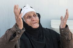 Denne kvinde er netop undsluppet Islamisk Stat og er kommet i sikkerhed i Daquq-lejren ved Kirkuk, hvor Mission Øst hjælper. Det er fordrevne som hende, Mission Øst nu hjælper i Vest-Mosul.