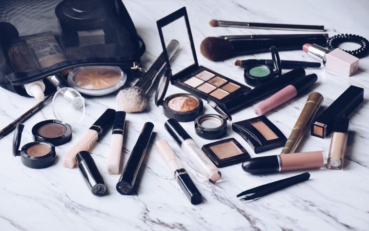 Fælles for alle makeup-produkter er, at deres holdbarhed kan blive forkortet, hvis de opbevares forkert. Foto: PR.