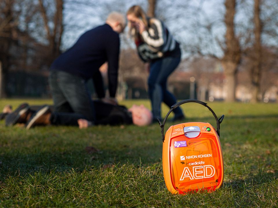 Hvert år falder 5.000 danskere om med hjertestop