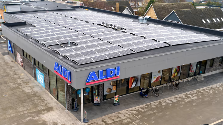 Solcelleanlæg på hele taget i Aldi Ringsted