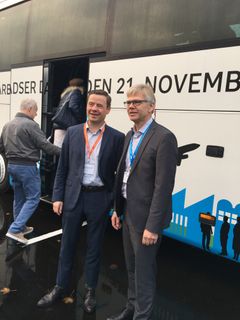 DI’s adm. direktør Karsten Dybvad og Aalborgs borgmester Thomas Kastrup-Larsen, soc.dem. foran DI valgkamp-bussen.
