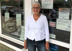 Bitten Pedersen har været frivillig i Blå Kors' genbrugsbutik på Kristrup Torv i alle de 25 år, butikken har ligget der.