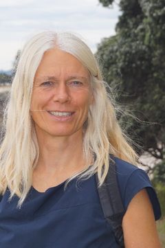 Ingegerd Jenner Løth, fhv. lærer og skolebibliotekar i folkeskolen med erfaring i et højt niveau i hele klassen. I dag cand. pæd. med speciale i et højt niveau i hele klassen.