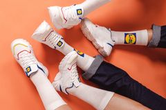 The Lidl Collection 2022-drop lanceres d. 6. oktober og består af Lidl sneakers til 122 kr., t-shirts til 44 kr., badeshorts til 44kr. og tennisstrømper til 15 kr.