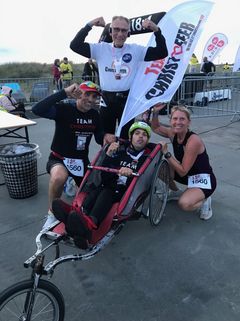 Team Christoffer med Christoffer i cykel- og løbevognen til 4-18-4 triatlon i København. Privatfoto.