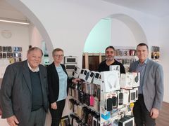 Abdulhakim i sin butik med Niels Buchholst, formand for Sparringspartnerne, Laila Carlsen, erhvervschef i Sorø Erhverv, og Niklas Pandell, erhvervskonsulent i Sorø Erhverv. (Foto: Sparringsparterne)