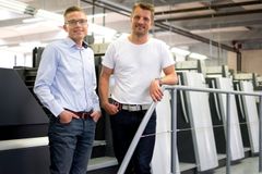 Esben Mols Kabell (th.) driver sammen med kompagnonen Anders Grønborg aarhusianske LaserTryk.dk, der har investeret heftigt i produktionsudstyr de seneste år. Foto: PR.