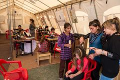 Yezidi-pigerne på Mission Østs ungdomscenter har selv ønsket at lære frisørfaget og at sy t-shirts, skjorter og kjoler. Foto Peter Eilertsen for Mission Øst.