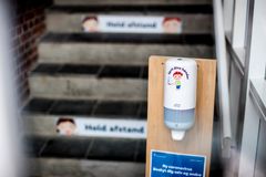 Skolerne kan atter bestille afstandsmærker til gulv og klistermærker til at sætte op på spritdispensere eller toiletter via holdafstandiskolen.dk. Bag initiativet står dagligvarekæden Lidl.