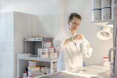 Jeg kombinerer følelser og sanser i dialogen med kunderne. Hvis de efterspørger et koldere udtryk, svarer jeg måske igen med ’mere citron?’ Det handler om at finde et fælles farvesprog, fortæller Anita Florisson. Foto: PR.