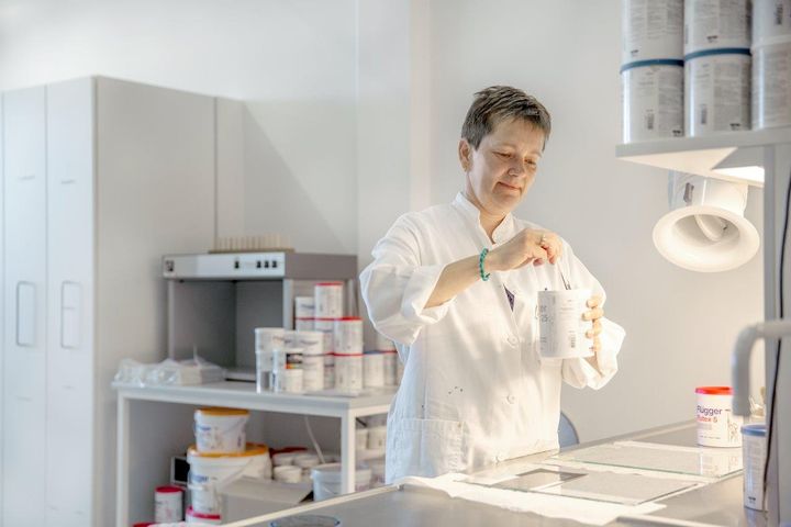 Jeg kombinerer følelser og sanser i dialogen med kunderne. Hvis de efterspørger et koldere udtryk, svarer jeg måske igen med ’mere citron?’ Det handler om at finde et fælles farvesprog, fortæller Anita Florisson. Foto: PR.