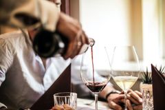 Tobias Hinchely Pedersen giver her sine fem bedste råd til, hvordan du bedst muligt håndterer situationen, når du på vegne af middagsselskabet skal smage på vinen.