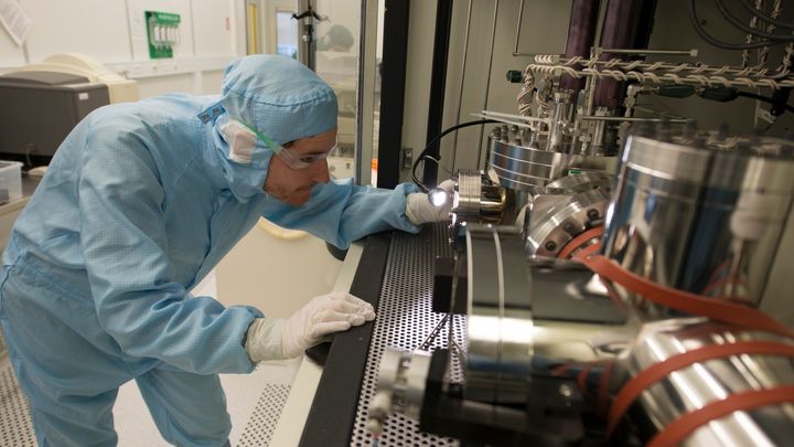 Stifter og administrerende direktør i Octlight Thor Ansbæk udvikler en laserchip til øjendiagnostik i DTU's renrum Nanolab. Foto: Jeppe Michael Jensen.