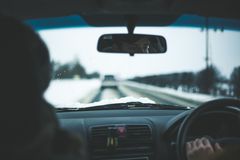 Ifølge Jacob Møller fra Biltema skal du smøre låse og lister på bilen, hvis du vil være sikker på at kunne få døren op næste dag – de er nemlig i risiko for at fryse fast i nattekulden. Foto: PR.