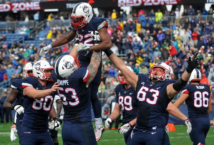 Andreas Knappe med nummer 53, da han spillede for University of Connecticut.