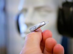De nye høreapparater Widex Evoke ligner alle tidligere modeller, men gemmer på en intelligent revolution inden for hørehjælpemidler. De besidder som de første i verden en kunstig intelligens, så de konstant bliver bedre til at tilpasse sig efter brugerens lydomgivelser. Foto: PR.