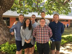 Seks studerende fra AAU er i denne uge i Brasilien, hvor de samarbejder med andre studerende om at løse FN’s Verdensmål. Fra venstre er det: Robert Nedergaard Nielsen, Emma Elida Ravn, Jacob Lindholm Nørgaard, Peter Bach Lundgaard, Jonas Lassen Eliassen (bag Peter), René Andersen. Foto: AAU