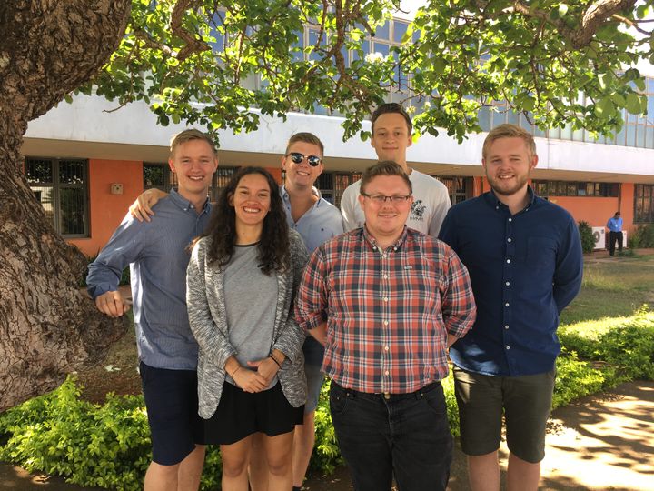 Seks studerende fra AAU er i denne uge i Brasilien, hvor de samarbejder med andre studerende om at løse FN’s Verdensmål. Fra venstre er det: Robert Nedergaard Nielsen, Emma Elida Ravn, Jacob Lindholm Nørgaard, Peter Bach Lundgaard, Jonas Lassen Eliassen (bag Peter), René Andersen. Foto: AAU