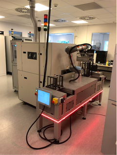 Robotterne flytter hurtigt og effektivt transportplader med print fra position til position mellem de fuldautomatiske produktionslinjer.